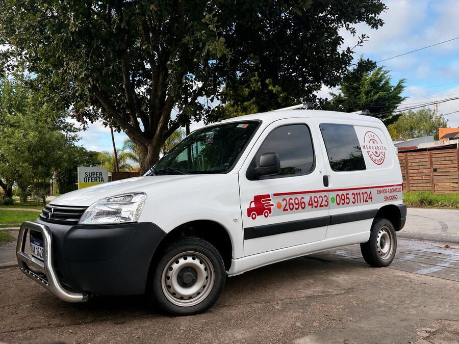 Camioneta de delivery Las Calandrias