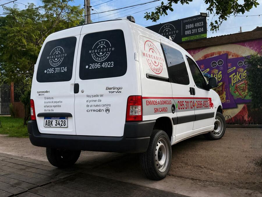 Camioneta de delivery Las Calandrias